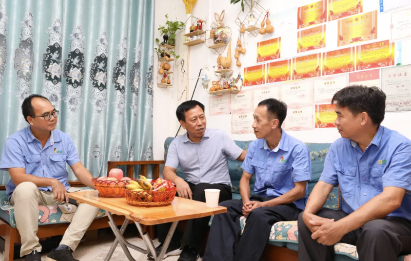 全国劳模朱平:海南省总工会到leyu乐鱼·官方web站登录入口走访慰问全国劳模朱平