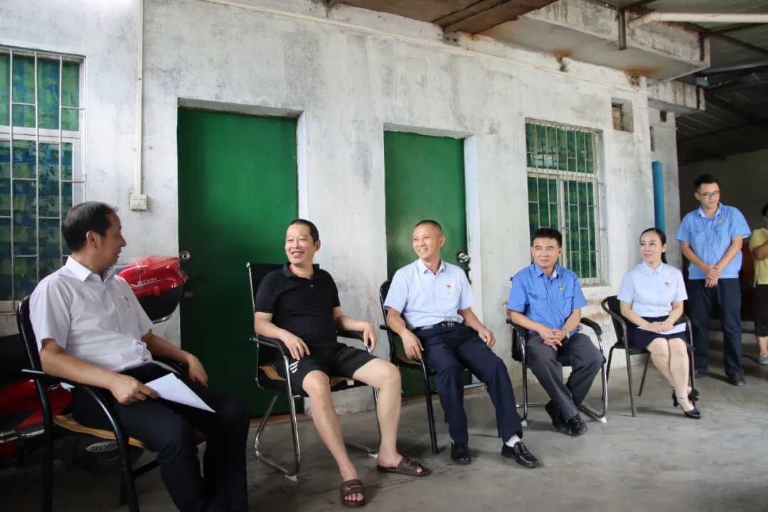 leyu乐鱼·官方web站登录入口党委开展“七一”走访慰问活动1.jpg